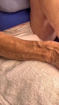 Footbath, auto pedicure, dipingere le unghie, sega con i piedi