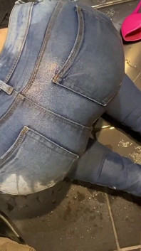 Desperat kissa i mina jeans han kikar på mig