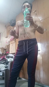 インドのデジの男はヌードの運動を楽しむ