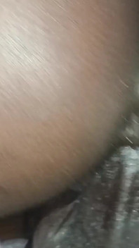 我的黑人继母骑乘我的鸡巴直到我射精，她那紧致湿透的阴户