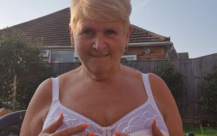 Uk Joolz: Garden Fun