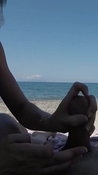 La ragazza amatoriale esibizionista all'aperto succhia un grosso cazzo sulla spiaggia nudista per visualizzare con sborra