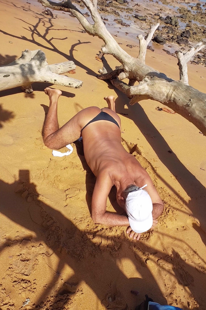 Ladysilvas: Ladysilva am strand im höschen mit ihrem heißen arsch