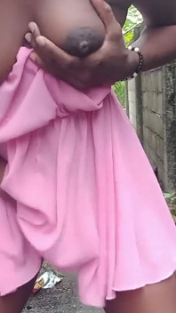 Necken in einem rosa kleid, quetscht meine möpse, fingern, reibt meine nasse haarige muschi