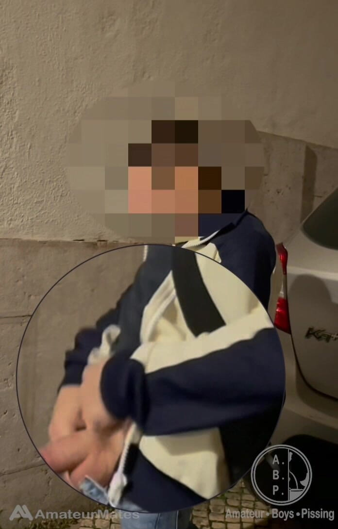 AmateurBoysPissing: Un Amateur Sort Sa Grosse Bite De Son Jean Et...