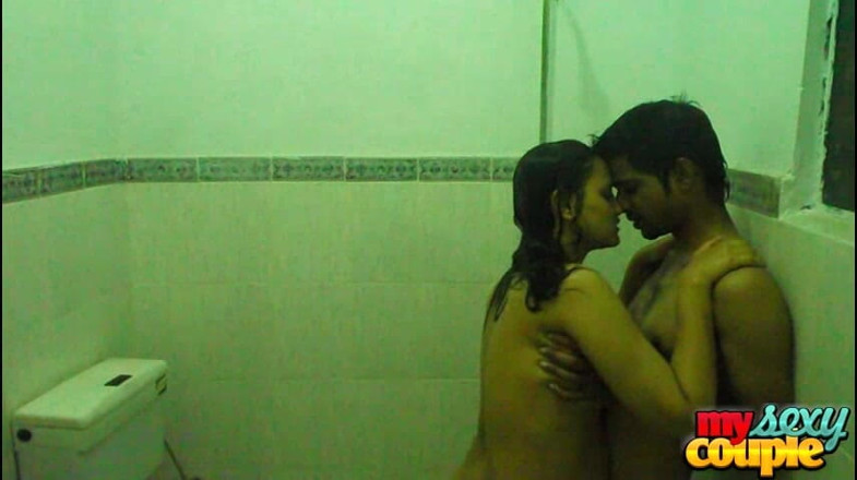 Desi Couple Sunny & Sonia: Cuplu indian desi care face dragoste în timp ce face duș...