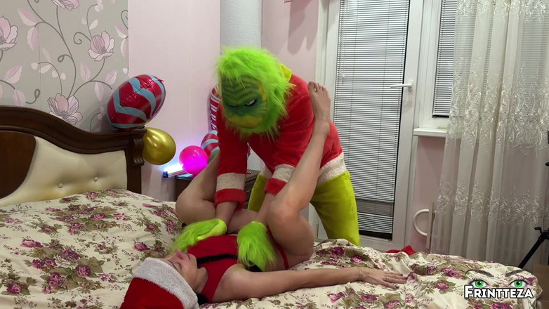 Frintteza: Üvey oğul Noel'den önce işe gidiyor. Üvey anne grinch ile aldatıyor, büyük...