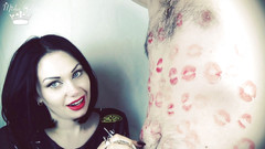 Goddess Misha Goldy: Alex břicho, hruď a pupek pokrývá červené rtěnky polibky !!