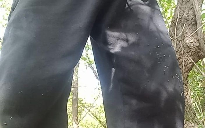 rastyo75: Masturbándose en el bosque con semen
