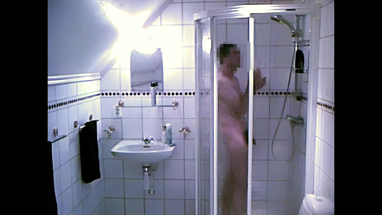 Mark Hannes: Cewek ini lagi asik masturbasi memeknya sampai kencing di kamar...