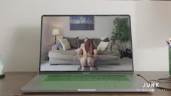 Flickan fastnar på zoom -samtal som blåser pojkvän efter befordran