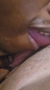 Manžílek lízá můj klitoris a dává mi úžasné křičící orgasmy