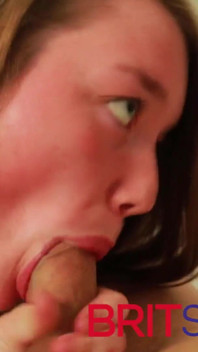 Teen người Anh 18 tuổi bú cu một chàng trai lớn tuổi