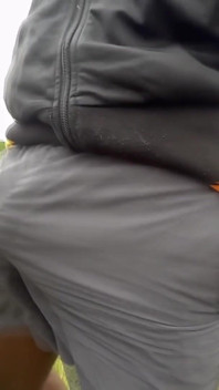 Nonton ini aku nggak bisa muasin diriku sendiri. Adegan slowmotion me walking commando di balik celana pendekku di taman umum.
