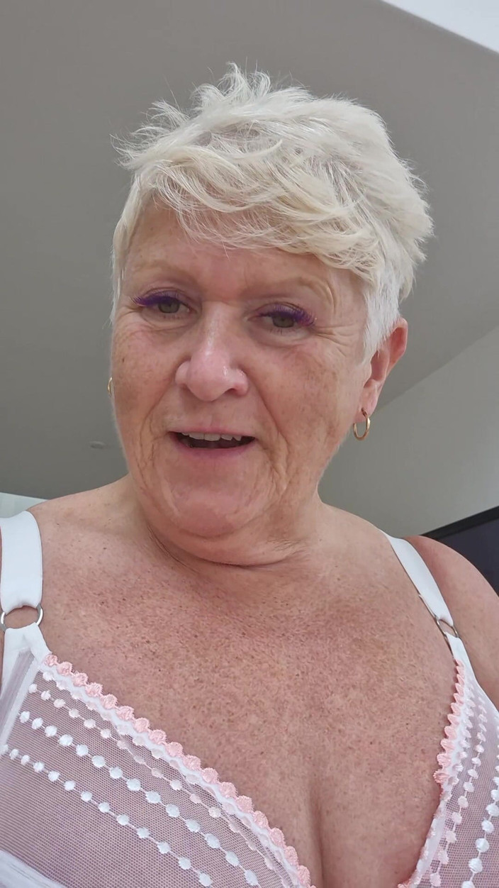 Uk Joolz: Ich checke einfach ein! mit hauchdünnen dessous!