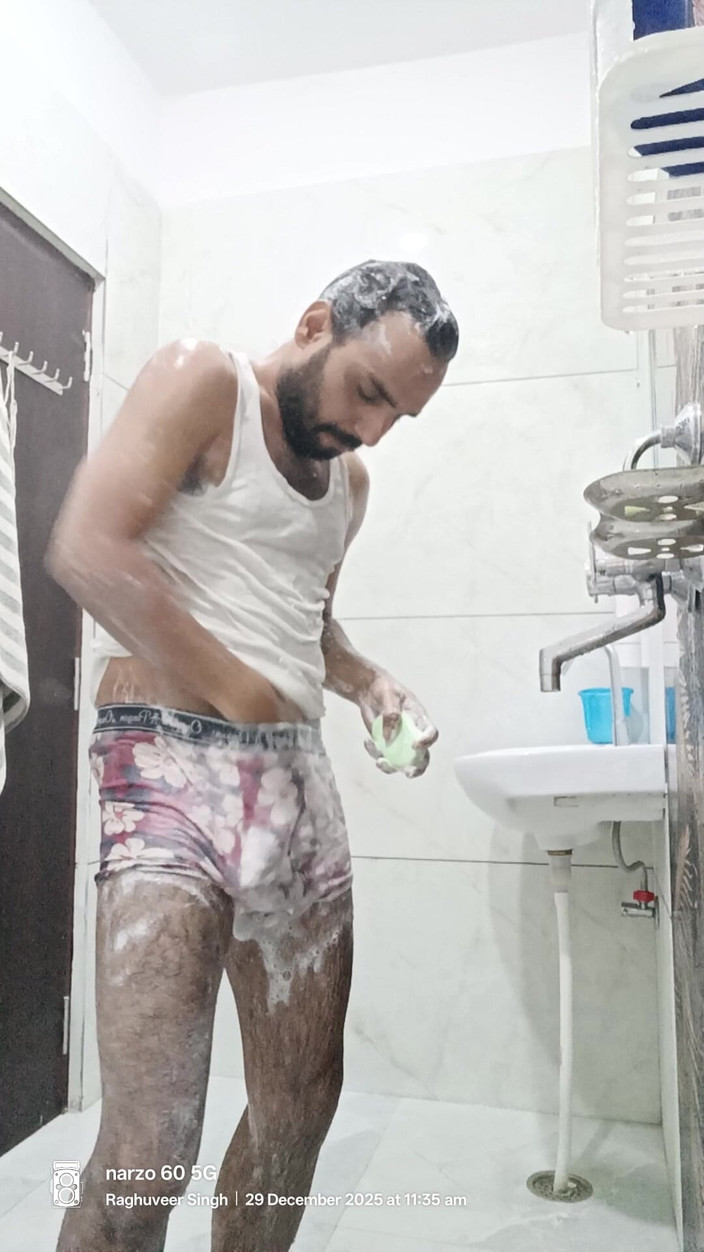 Rajasthani-old-lover: Bărbatul se bucură de duș