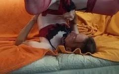 Lars Damberger masturbeert en komt klaar in de mond met een mondgag