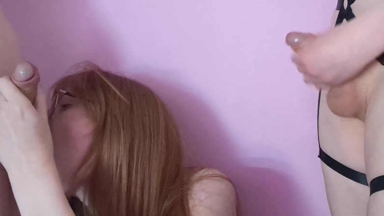PrincessKitti3: À Genoux, Je Suce Les De Mes Deux Coloc Trans