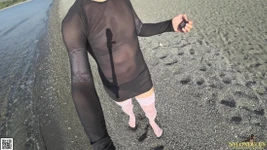 Bas et robe transparente sur la plage 4k