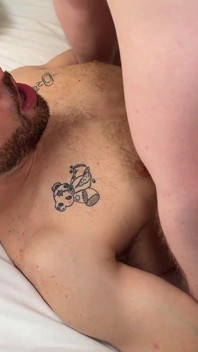 Un ragazzo carino viene usato con la top alfa dominante
