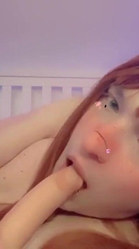 Trans-mädchen befriedigt ihren stiefbruder in einer frechen begegnung