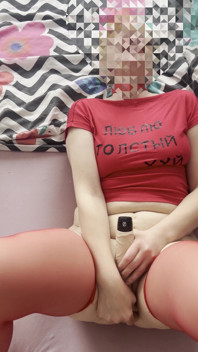 Sexwife rucha się dildem, a jej mąż patrzy i szarpie