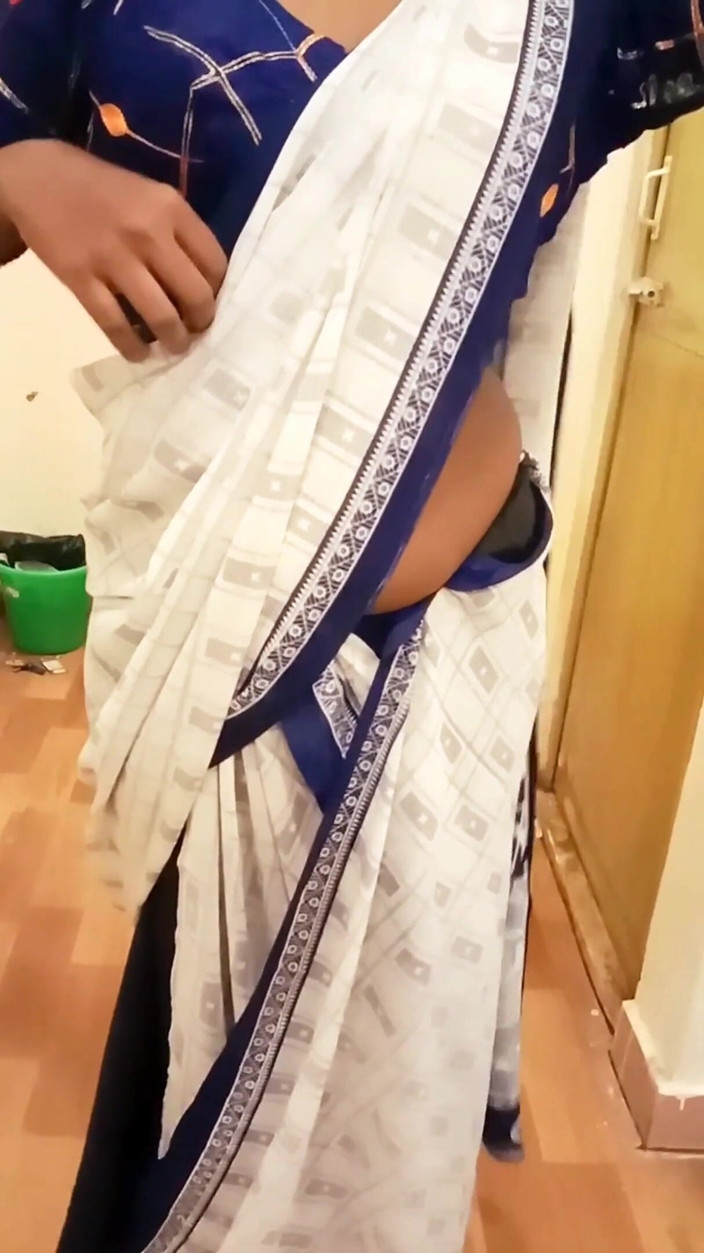 RenuRaj: 인도 타밀 마누라 Renu 팬티 바디 쇼 및 비밀 베스티를 위한 슬로우 사리 드레싱 애타게! 인도 핫와이프