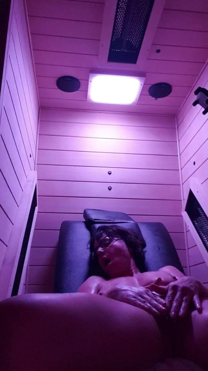 JulieEroticDress: 사우나 상자에서 오르가즘