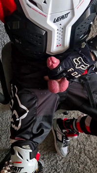 Słodki motocyklista został zamknięty na 6 dni