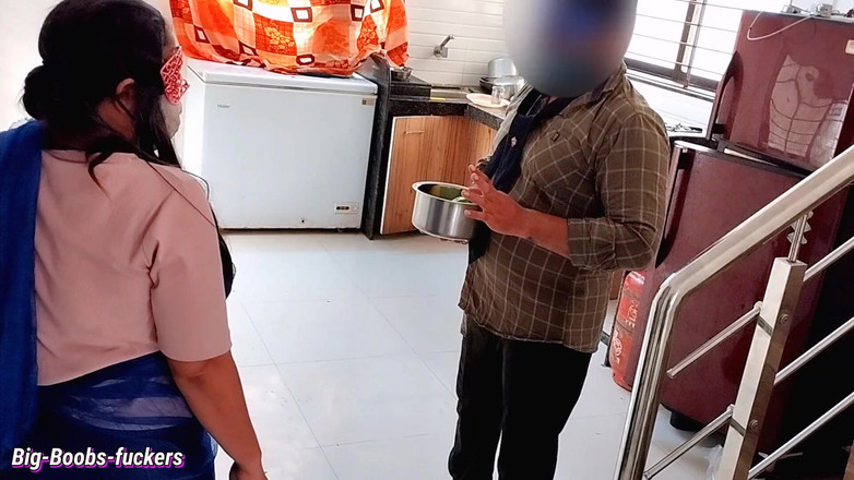 Big-Boobs-fuckers: Видя большую задницу новой горничной владелец возбудился и трахнул горничную