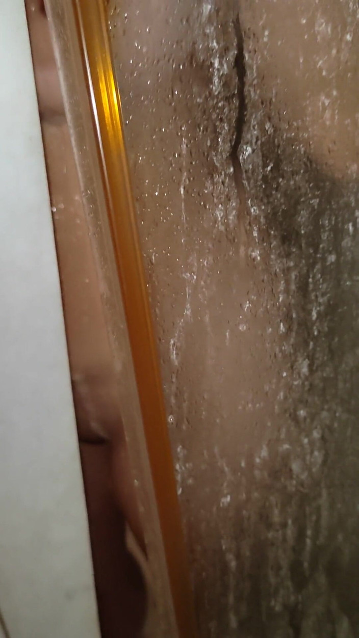 Emma_Alex: 发现我的继妹在洗澡，无法停止想和这个可爱的女孩做爱