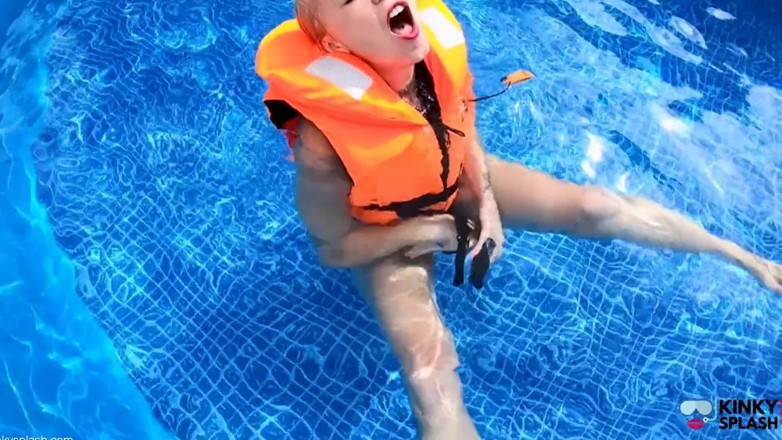 UKCuteGirl Lucy Lauren: Vibra con la giacca di vita gioca in piscina