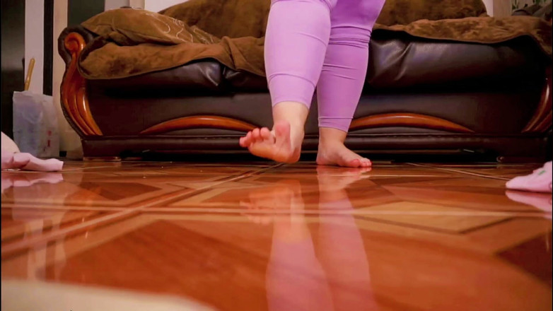 AssGives: Gigant miażdży cię stopami