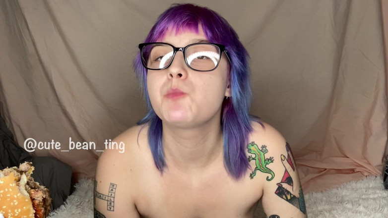 Alice Bean: Alice बर्गर खाती है और टॉपलेस फ्राइज़ करती है