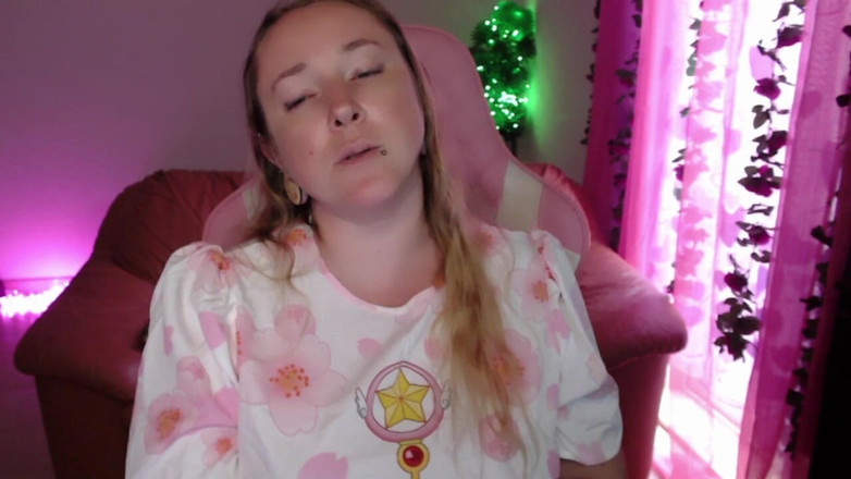 Kisicaxx: Velké černé péro uctívající sprosté řeči