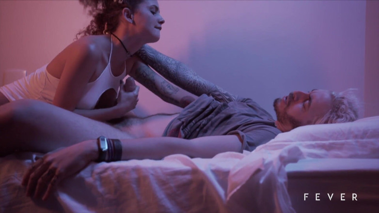 Fever Films: Mora arrapata nel suo primo porno