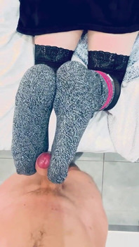 Neodolatelný Outfit: Sportovní Ponožky a Síťované Punčochy