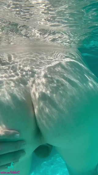 Little Butt: Il femminuccia culo rotondo sborra nella piscina privata