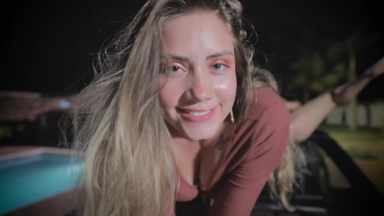 Sara films: Orinar en el sofá