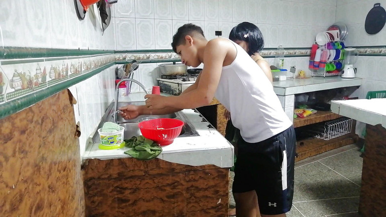 SAMANTA: Bulaşık makinem kırılıyor, tesisatçıyı çağırıyorum ama onu sikiyor, çok seksi ve ateşli