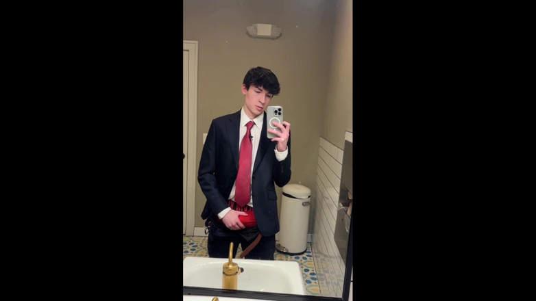 The Show Studio: 卒業式の日に自慰行為