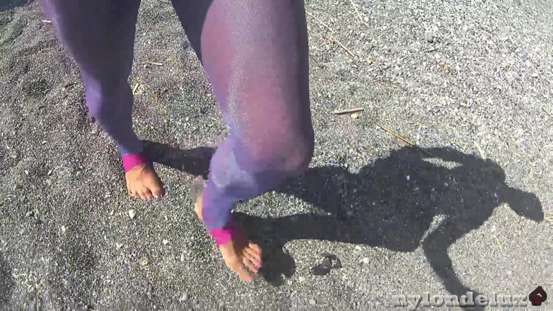 Nylondelux: Ultra shinny leggins pantyhose on the beach