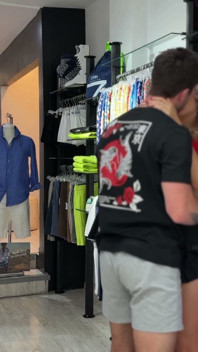 Přistižen při šukání v obchodě s oděvy