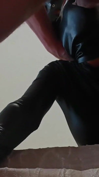 Aksi blowjob panjang dengan pakaian seksi dengan creampie oral
