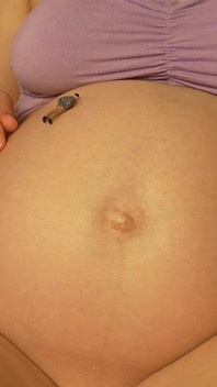 Une demi-sœur géante enceinte montre à son demi-frère minuscule son ventre enceinte et son demi-frère minuscule aime vraiment ça alors qu’il fait le ventre