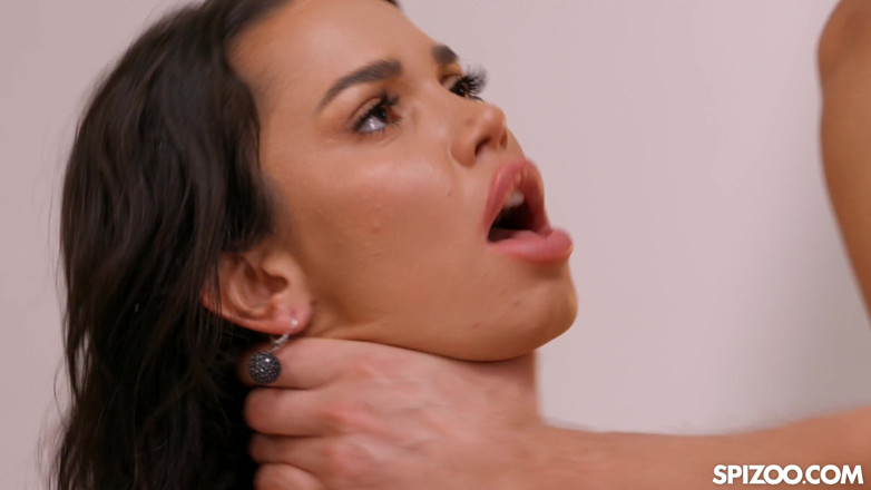 Spizoo: Model bertetek besar Chloe Lamour mengongkek jurugambarnya semasa penggambaran