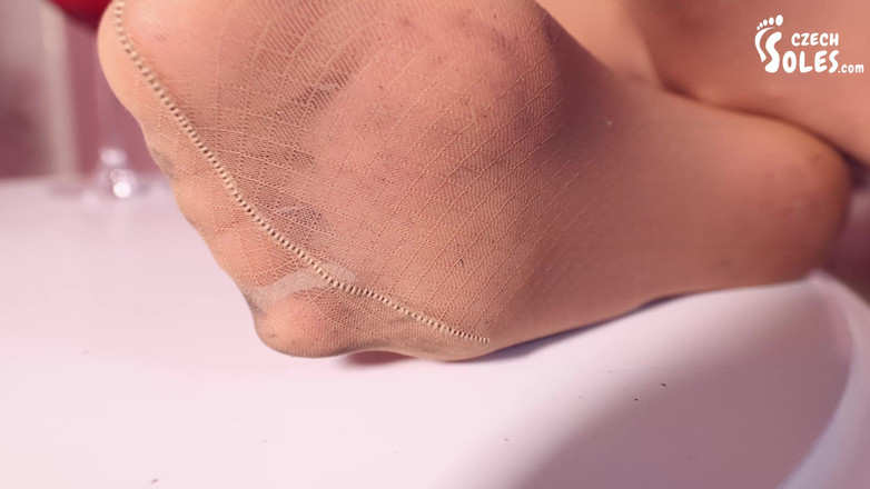Czech Soles - foot fetish content: Tacchi alti pubblici che cammina, collant indossati e gioco con...