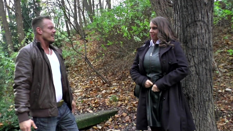 MMV German Kink: Sexy Susi wurde beim pissen am öffentlichen ort von fremden erwischt...