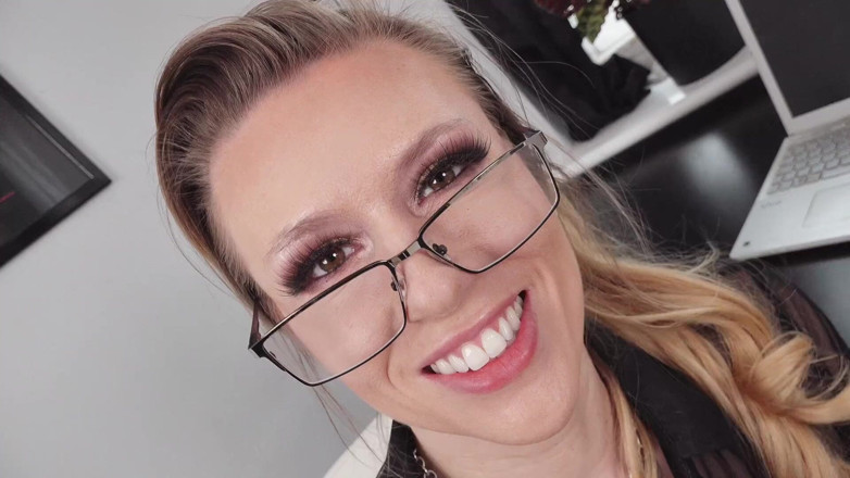 Michelle Moist: 직장에서 자위하는 발정난 사무실 비서