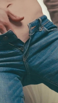 Schmutziges Squirting Auf Hollister Jeans. Nasser Schritt
